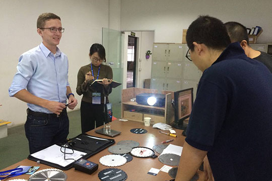翁開爾攜手德國技術(shù)工程師進行客戶交流